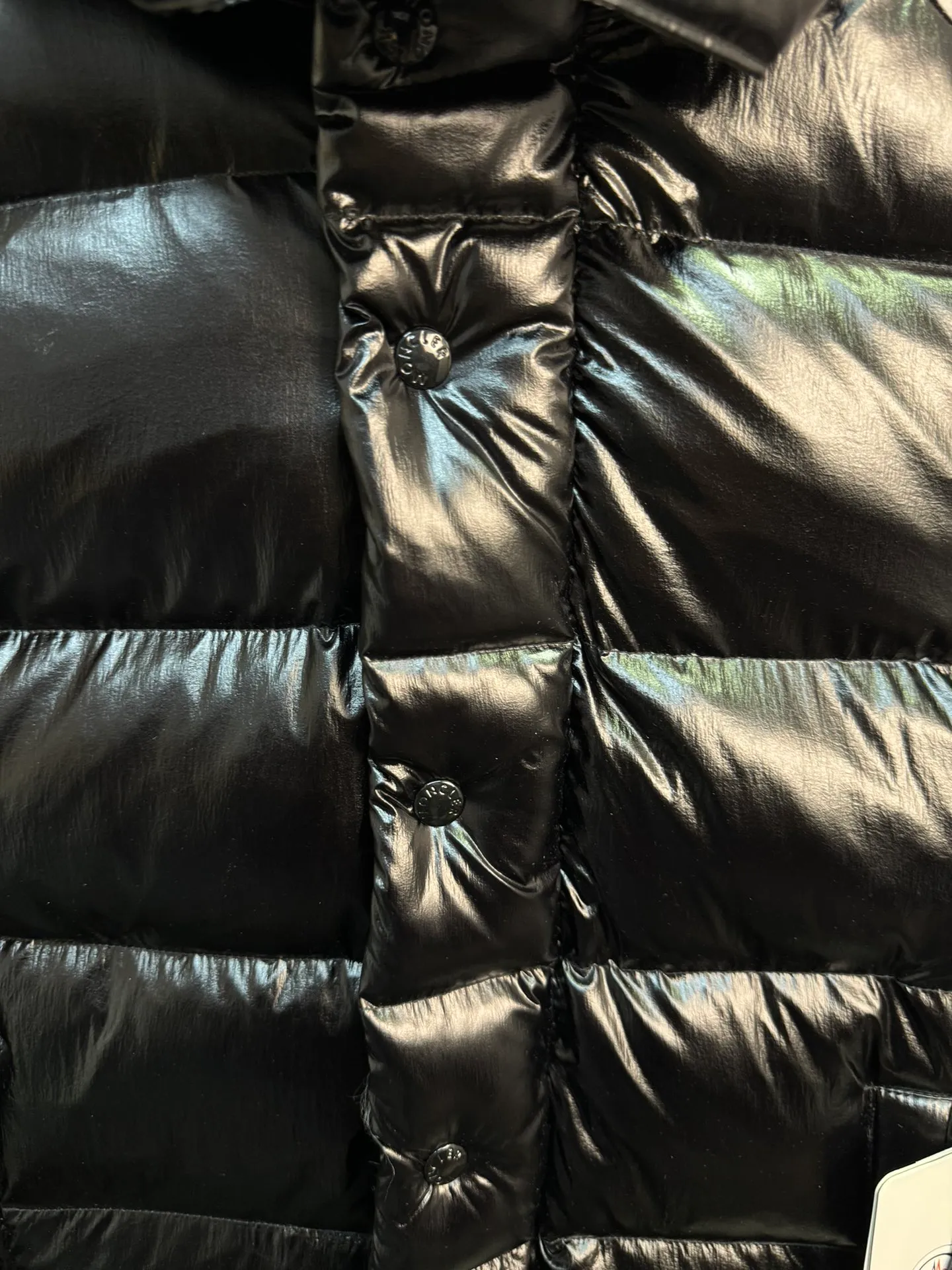 P390 Moncler/ 2026 70 、 。 DNA ， ， 。 Classic ， 、 。 Classic 70 。 Quality， 90 ，Premium Quality ， ，Black ！ Sizes M-3XL
